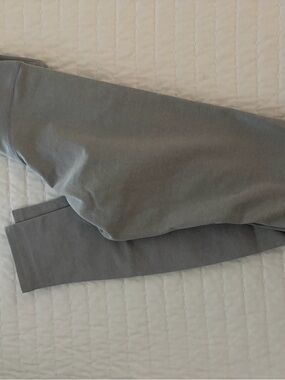 437 - essentials Legging